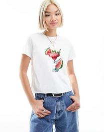 ASOS DESIGN – Knapp geschnittenes T-Shirt in Weiß mit Wassermelonen-Cocktail-Grafik für 22,99€ in ASOS