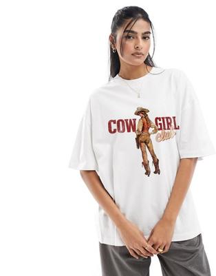 ASOS DESIGN – Oversize-T-Shirt in Weiß mit „Cowgirl Club“-Grafikprint für 24,99€ in ASOS