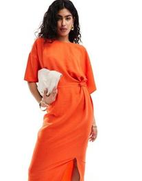 ASOS DESIGN – Midikleid in leuchtendem Orange mit Flügelärmeln und drapierter Taille mit Laschendetail für 65,99€ in ASOS