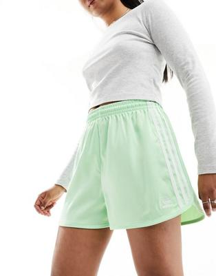 Adidas Originals – Sprinter-Shorts in Pastellgrün mit den drei Streifen für 38€ in ASOS