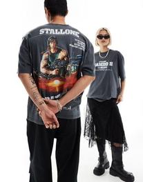 ASOS DESIGN – Unisex-T-Shirt in verwaschenem Schwarz mit Oversize-Passform und lizenziertem „Rambo II“-Grafikprint für 29,99€ in ASOS