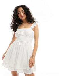 Hollister – Gestuftes Skort-Kleid in Weiß mit Raffung in der Taille für 59€ in ASOS