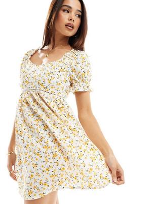 Wednesday's Girl – Chintz-Mini-Hängerkleid in Weiß und Gelb mit Blumenmuster für 36,99€ in ASOS