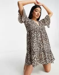 Influence – Strandkleid mit Leopardenmuster und V-Ausschnitt für 19,5€ in ASOS