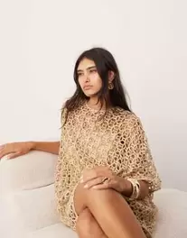 ASOS EDITION – Gehäkeltes, kurzes T-Shirt-Kleid in Gold mit Oversize-Schnitt und Nietenverzierung für 172€ in ASOS