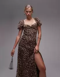 Topshop – Kleid für besondere Anlässe mit Animal-Print und gerafften Ärmeln für 36,5€ in ASOS