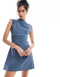 ASOS DESIGN – Hochgeschlossenes, ärmelloses Minikleid aus Bengaline in Jeansblau mit Rüschendetail für 34€ in ASOS