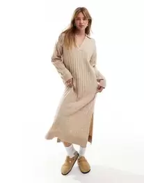 JJXX – Geripptes Strickkleid in Creme mit V-Ausschnitt für 34€ in ASOS