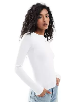 ASOS DESIGN – Nahtloses, figurformendes Henley-Oberteil in Weiß für 19€ in ASOS