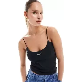 Nike – Geripptes Camisole-Top in Schwarz für 24,5€ in ASOS