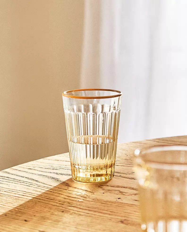 GLAS MIT FARBIGEM RAND für 3,99€ in ZARA HOME