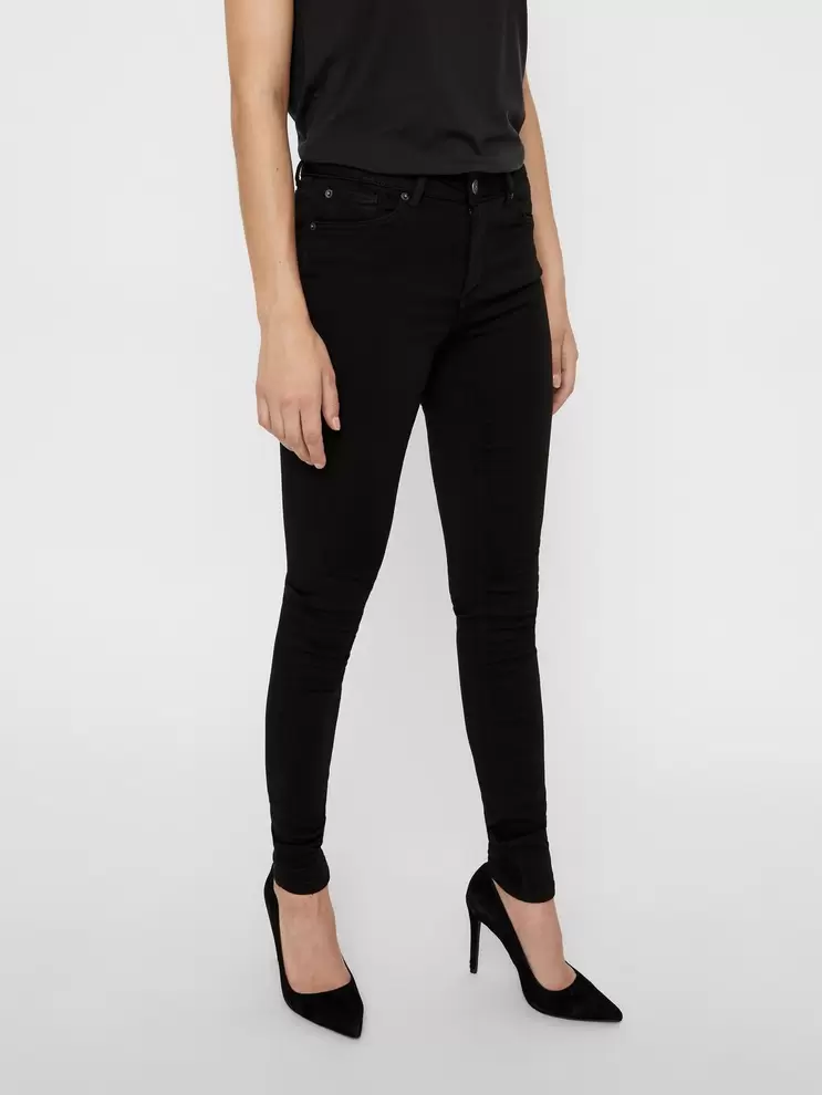 VMLUX Mid Rise Slim Fit Jeans für 59,99€ in Vero Moda