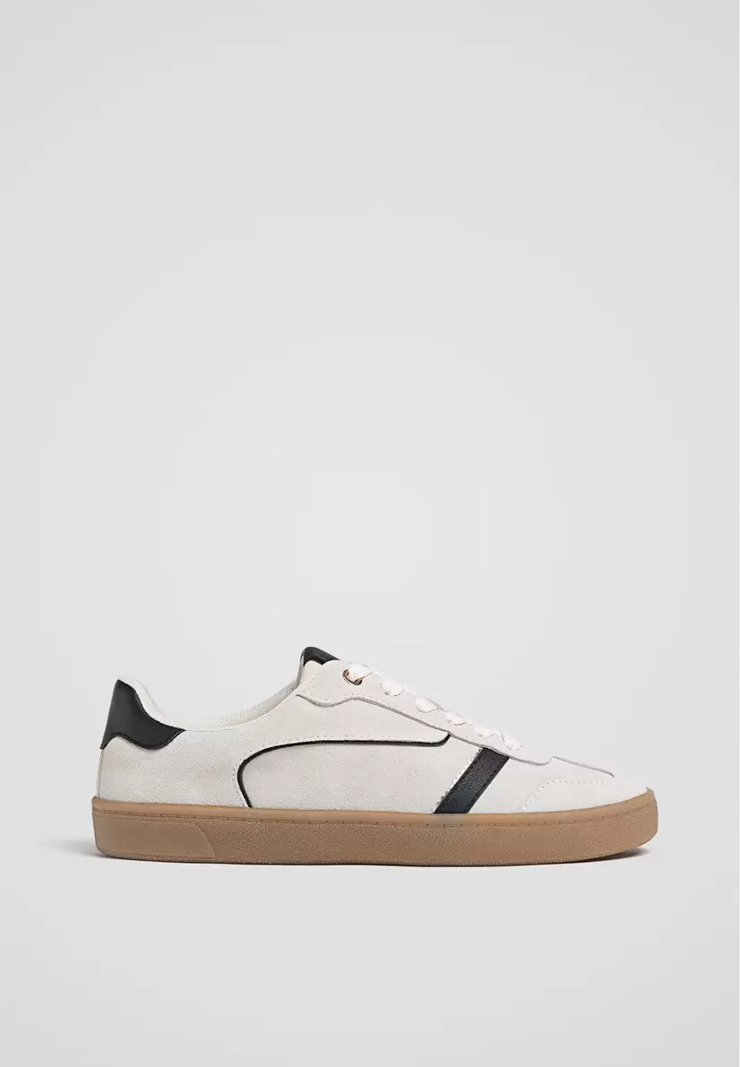 Sneaker mit Ledereinsätzen für 35,99€ in Stradivarius