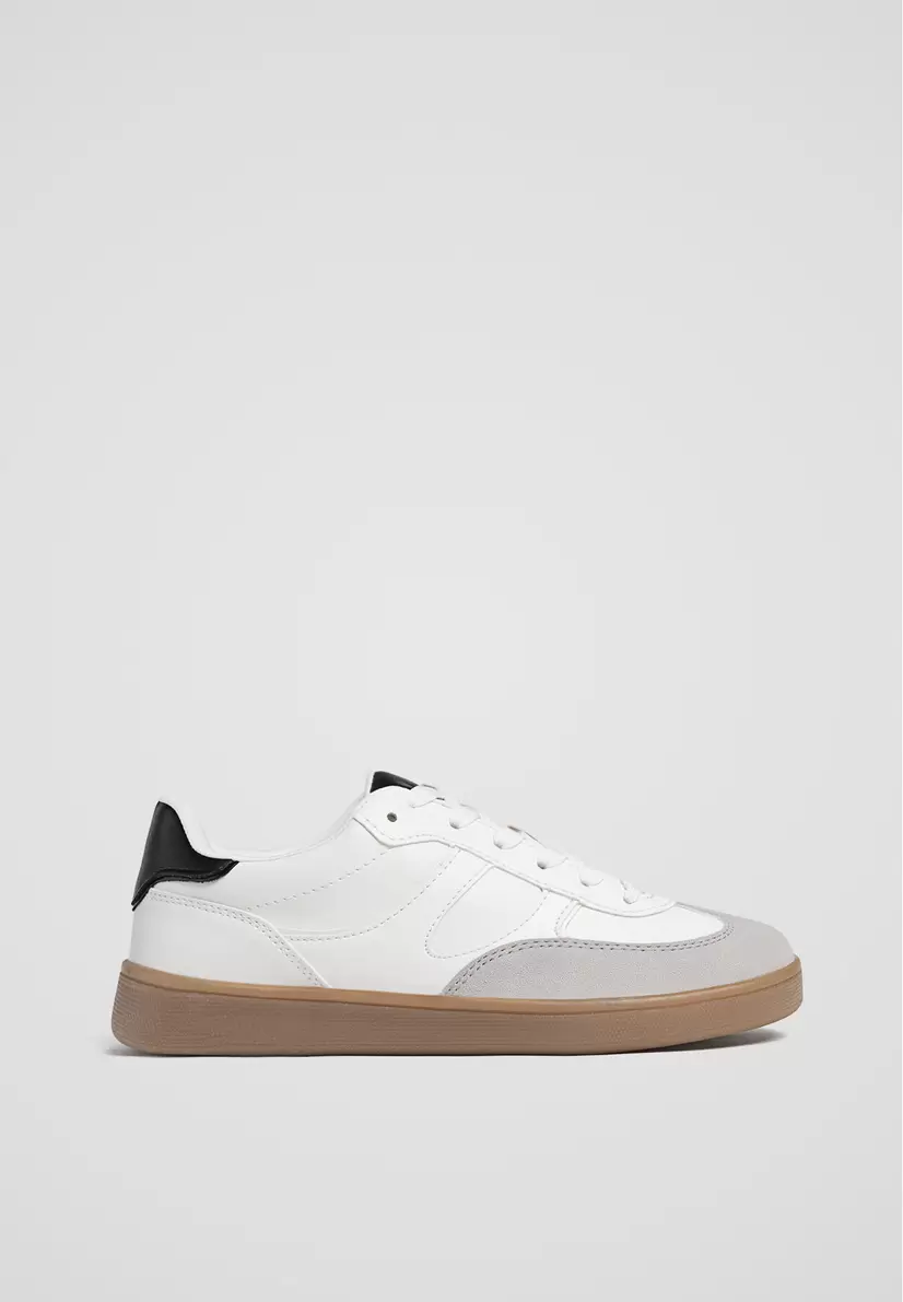 Casual-Sneaker im Retrolook für 29,99€ in Stradivarius