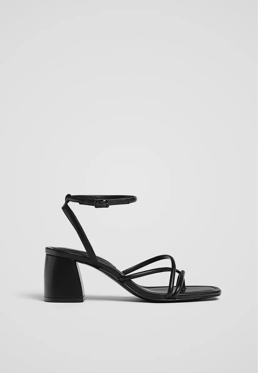 Sandalen mit mehreren Riemen für 25,99€ in Stradivarius