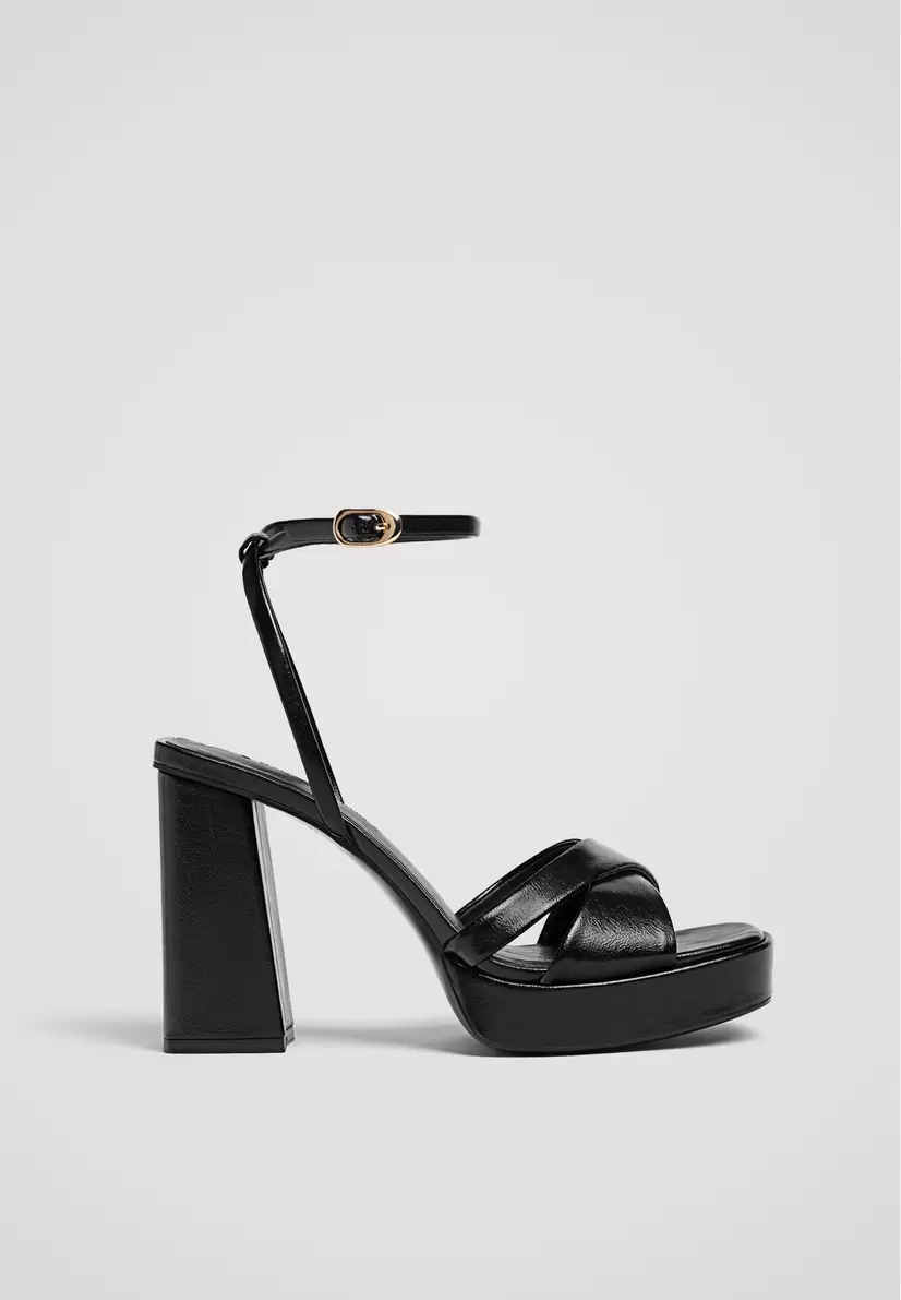 Absatzsandalen mit Plateau für 21,59€ in Stradivarius