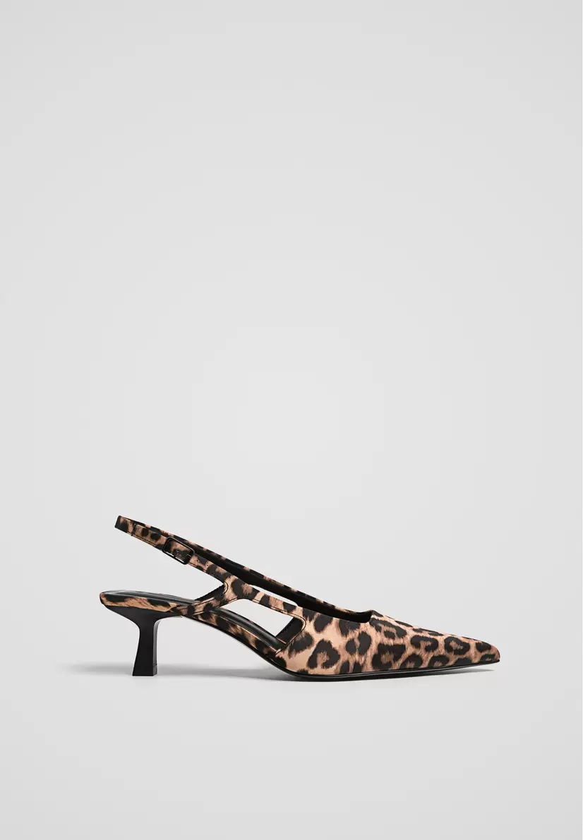 Schuhe mit Kitten-Absatz und Leopardenprint für 29,99€ in Stradivarius