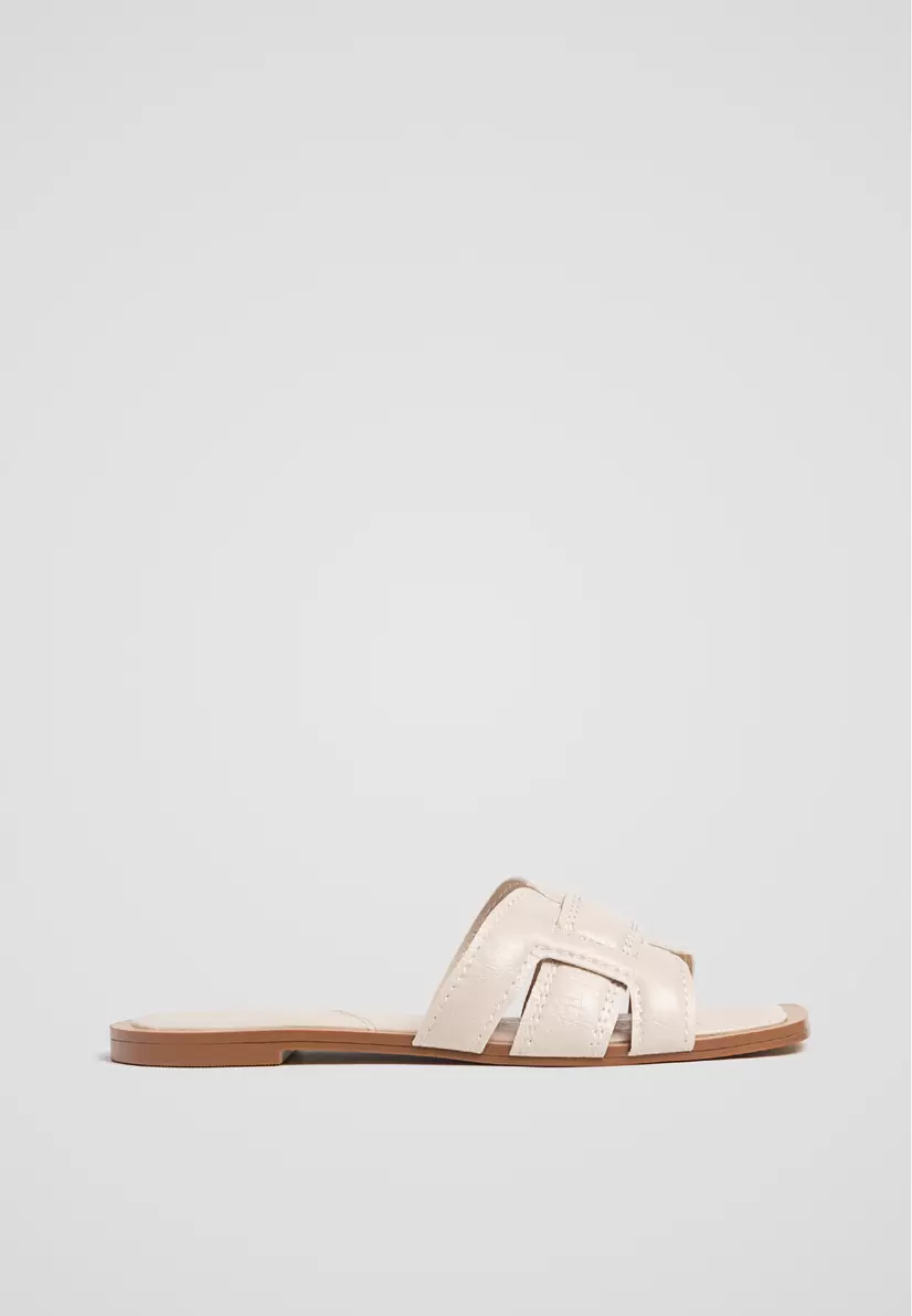 Flache Sandalen mit Überfußriemen für 19,99€ in Stradivarius