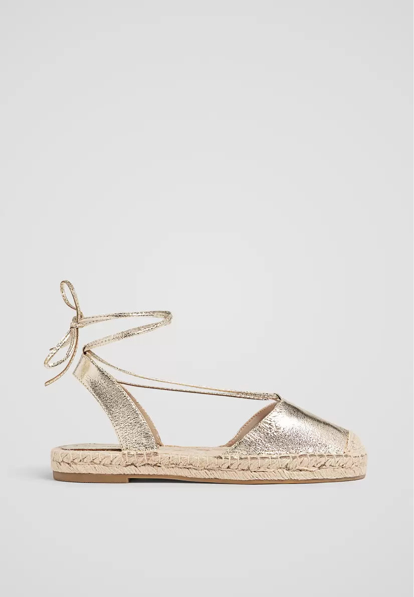 Metallic-Espadrilles mit Schnürung für 17,99€ in Stradivarius