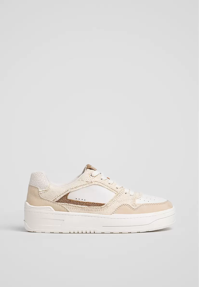 Weiße Flatform-Sneaker im Casual-Stil für 19,99€ in Stradivarius