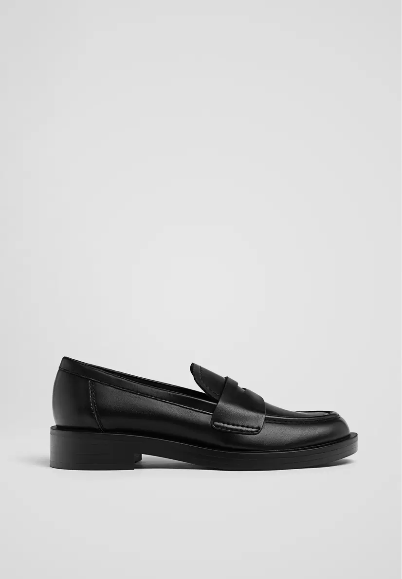 Mokassins mit Loafer-Detail für 19,99€ in Stradivarius