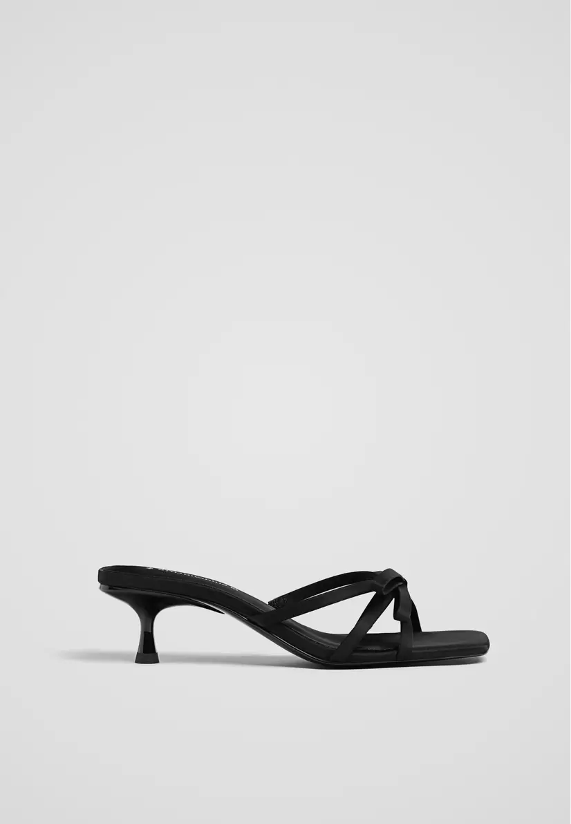 Absatzsandalen Zierschleife für 29,99€ in Stradivarius