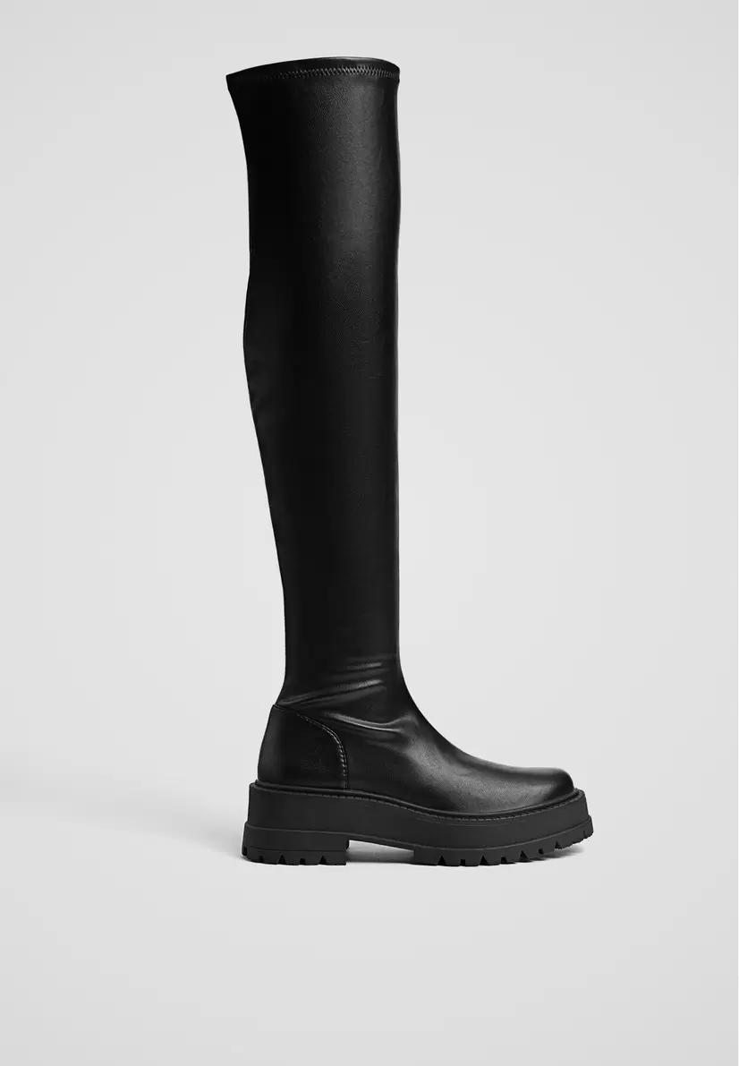 Flache XL-Stiefel in Schwarz mit Profilsohle für 59,99€ in Stradivarius