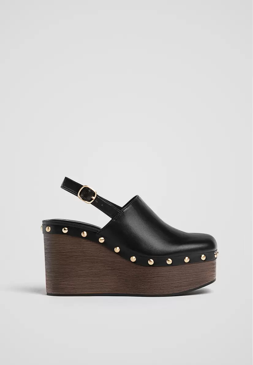 Keilabsatzschuhe mit Plateau und Nieten für 59,99€ in Stradivarius