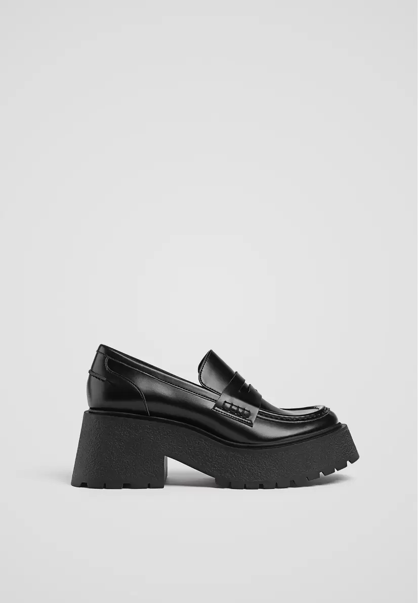 Mokassins mit Loafer-Detail und Absatz für 35,99€ in Stradivarius