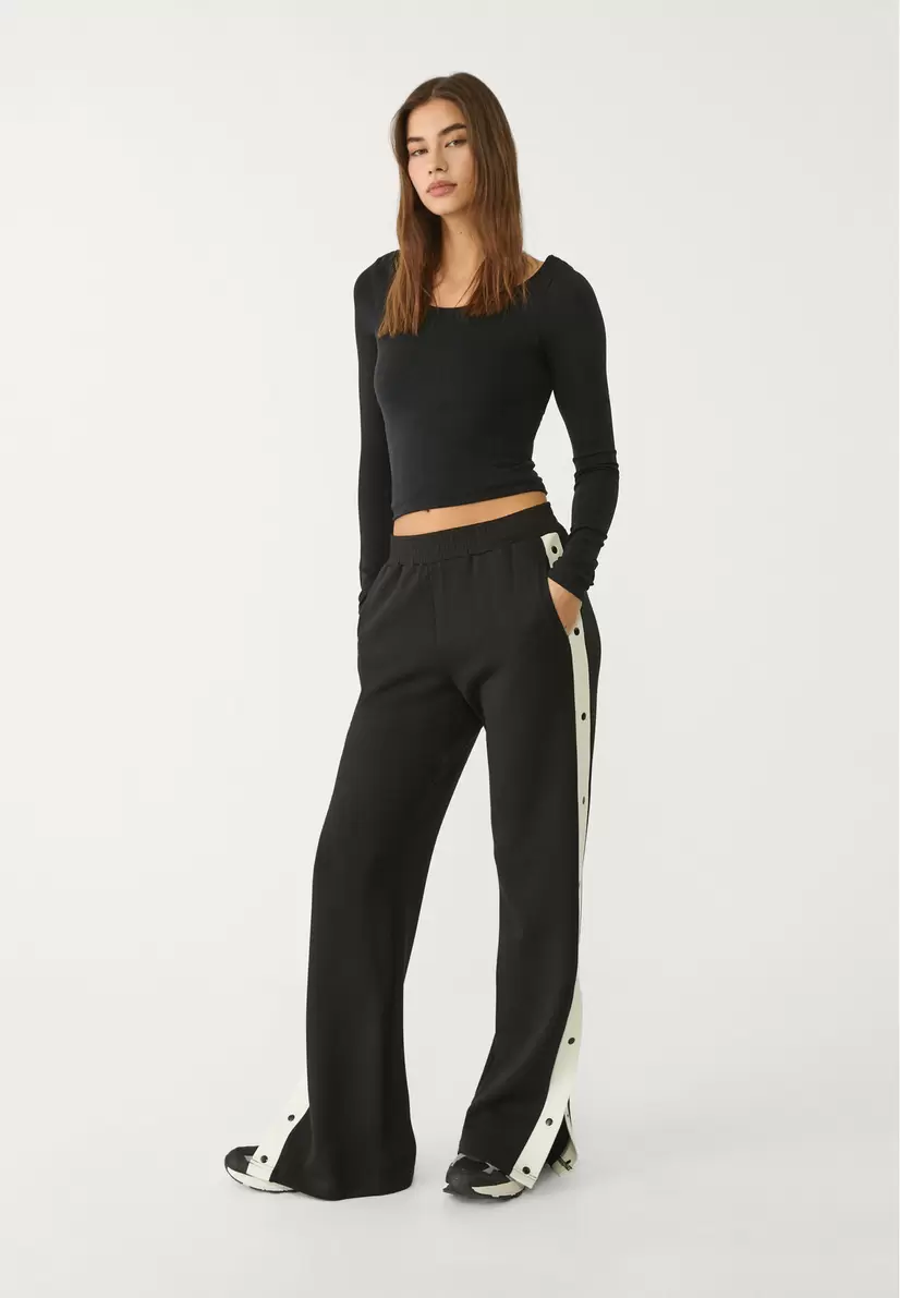 Soft-Hose mit seitlichen Knöpfen für 39,99€ in Stradivarius