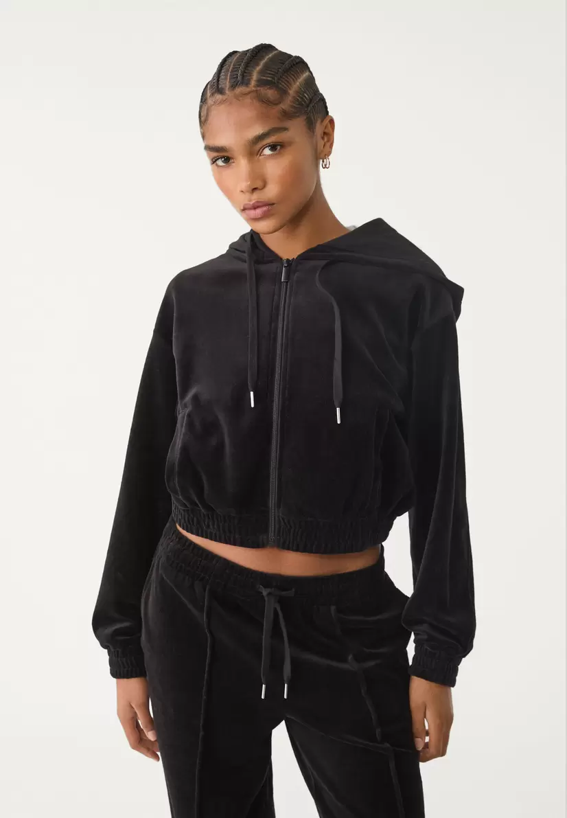 Hoodie aus Samt mit Kapuze für 29,99€ in Stradivarius