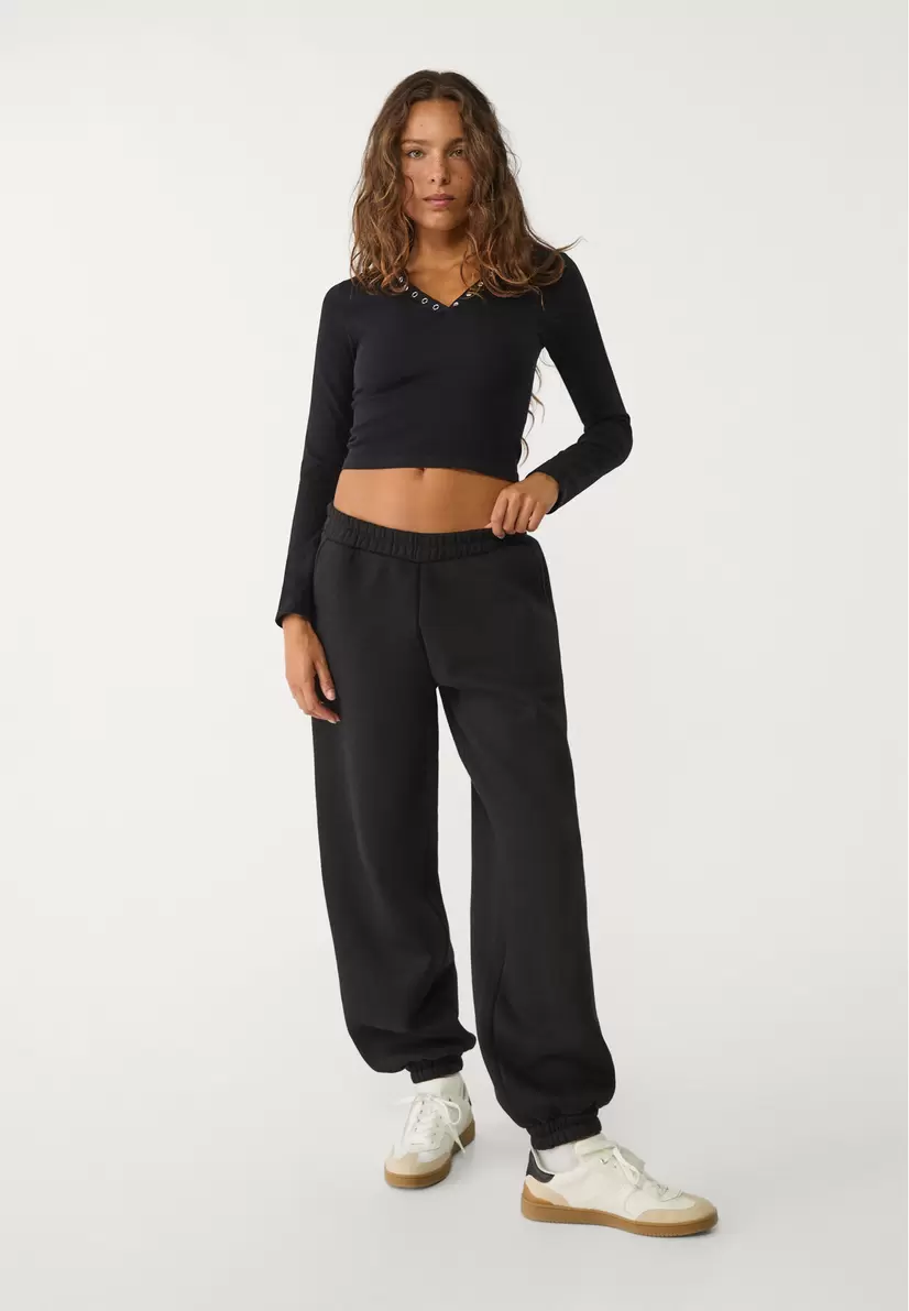 Boyfriend-Joggerhose aus Fleece für 17,99€ in Stradivarius