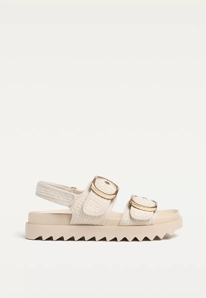 Flache Damensandalen aus Stoff für 35,99€ in Stradivarius