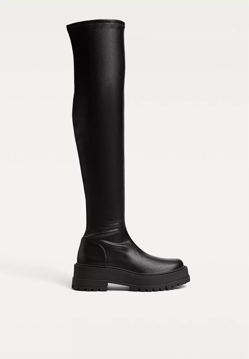 Flache XL-Stiefel in Schwarz mit Profilsohle für 59,99€ in Stradivarius