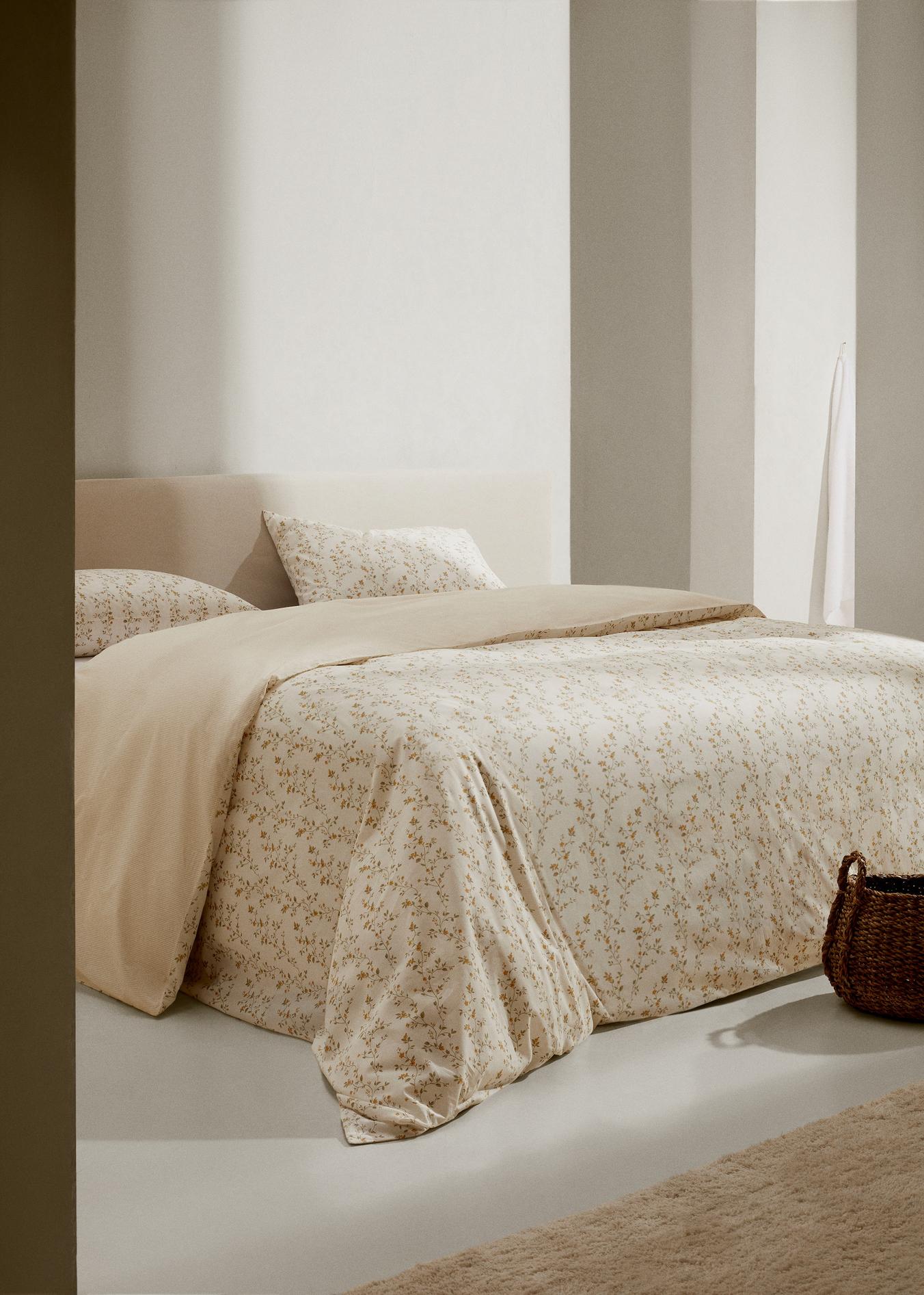 Wendbarer Bettbezug mit Blumen- und Streifenmuster für 150 cm Bett für 37,99€ in Mango