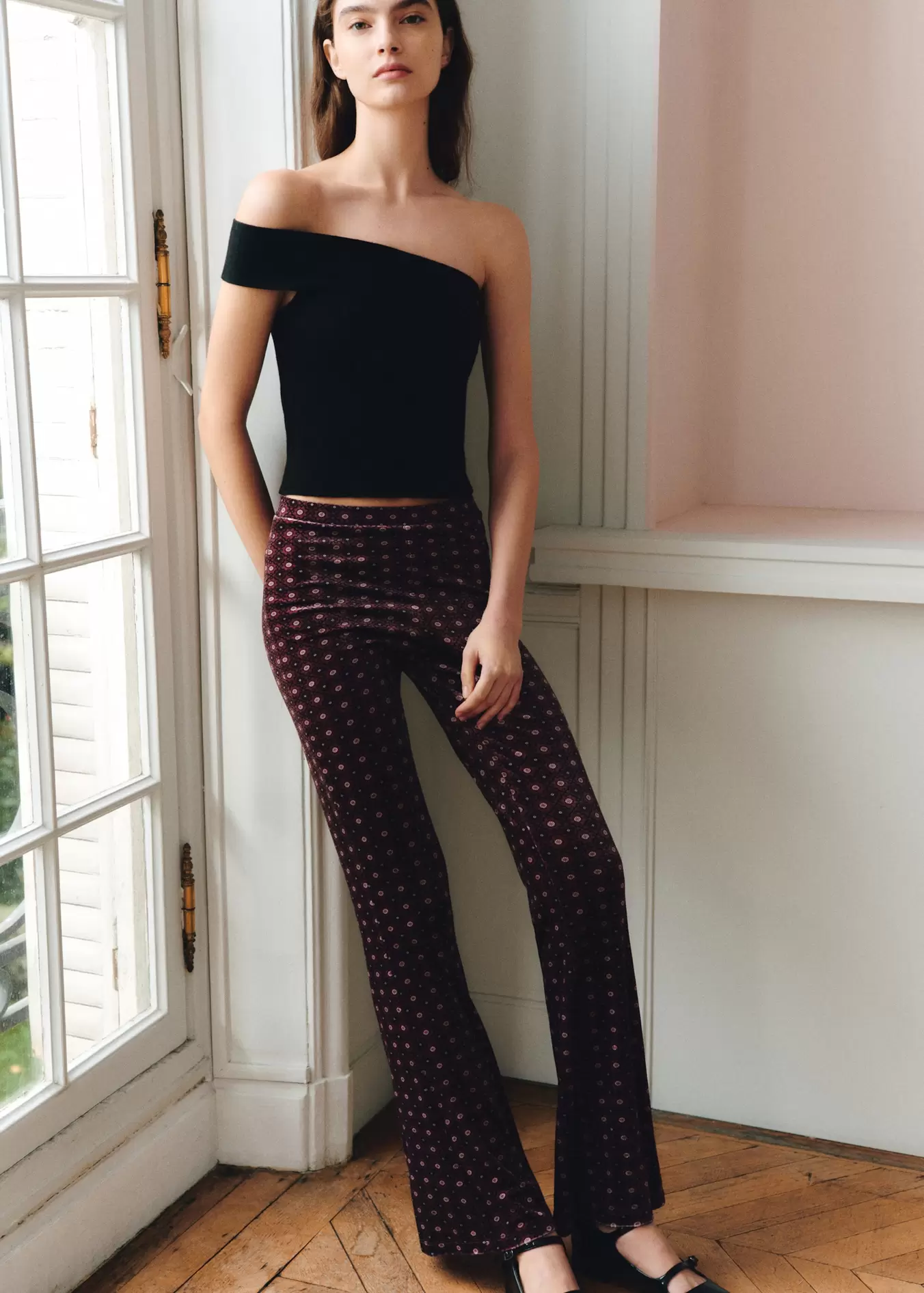 Gemusterte Flared-Leggings aus Samt für 29,99€ in Mango