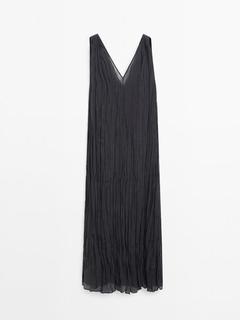 Plissée-Kleid mit V-Ausschnitt für 99,95€ in Massimo Dutti