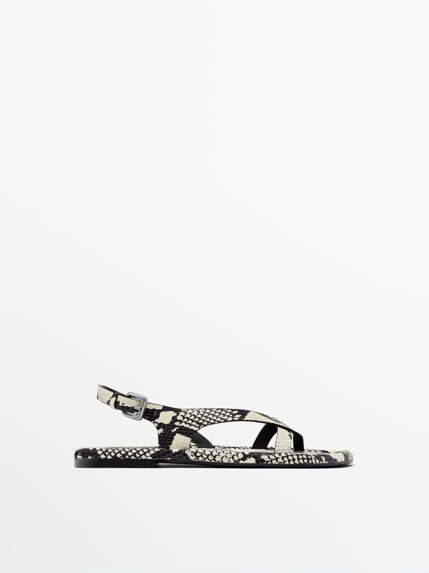 Sandalen flach gesteppt für 99,95€ in Massimo Dutti